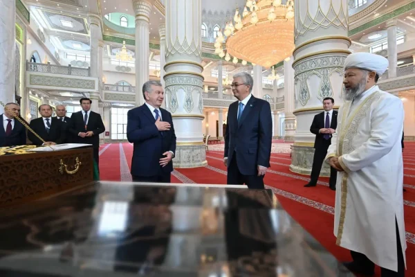 ТМҰ бейресми саммиті: Тоқаев пен Мирзиёев Түркістандағы жаңа мешітті аралады