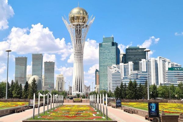 “Бәйтерек” монументінің жанында түсірілген бейәдеп фото: астаналық студент жазаланды