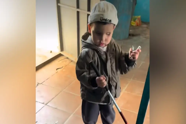 «Далаға тастап кетпейсің ғой?»: Маңғыстау облысындағы үш жасар зағип баланың видеосы шетелдіктерді жылатты