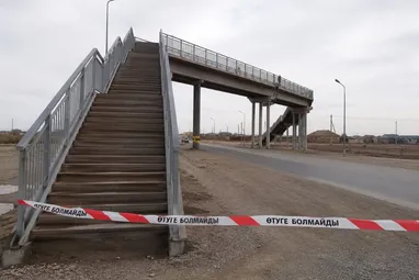 Атырау облысында әйел жаяу жүргіншілер көпірінен құлап, қаза тапты
