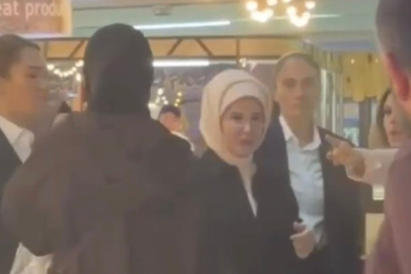 “Өте қарапайым екен”: Астана базарында сауда жасаған Ердоғанның әйелі көпті тәнті етті (ВИДЕО)