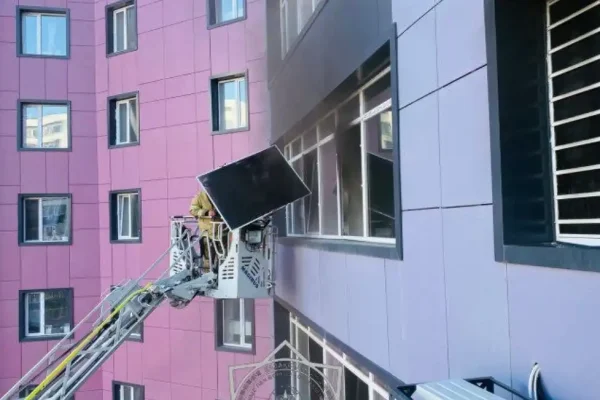 Ақтөбеде көпқабатты тұрғын үй отқа оранды