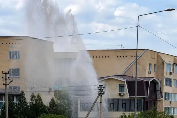 Құбыр шыдамаған: Ақтаудың қақ ортасында төрт қабатты үйдің биіктігіндей «гейзер» атылды