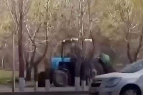 Астанада трактор жүргізушісі полицейлерден тротуармен қашқан