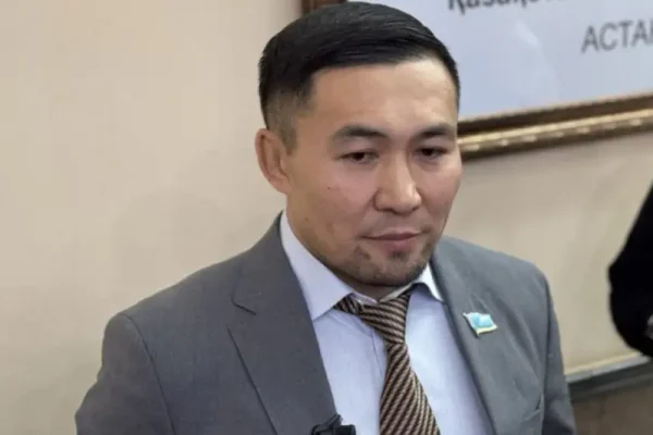 Анасын құттықтаған Ардақ Назаров БАҚ өкілдерінен тығылып жүр ме