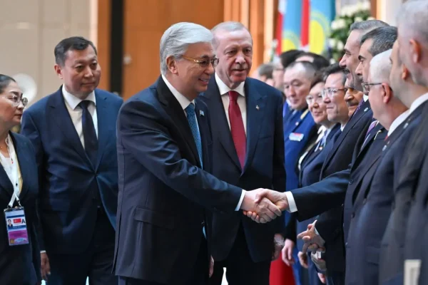 Тоқаев пен Ердоған ресми делегация мүшелерін таныстырды