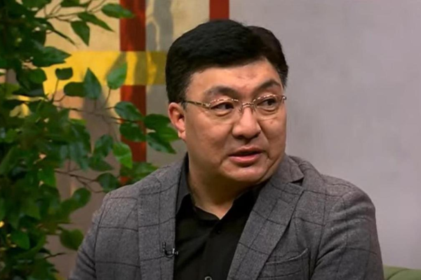 “Омырауынан сүйемін”: Тоқтар Серіковтің сұхбатта айтқаны жұртты шошытты (ВИДЕО)