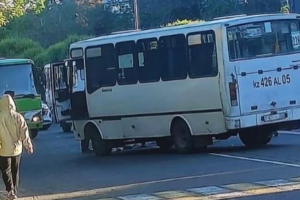 Талдықорғанда автобус жүргізушісі жолаушыны қағып кетті