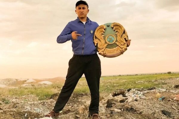 “Қоқыстан тауып алған елтаңбаны тазалап, үйіне іліп қойған”: Жетісуда блогерге айыппұл салынды
