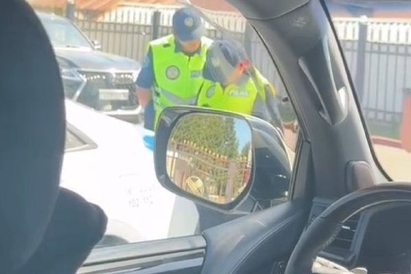 Өскеменде Мақпал Жүнісова отырған автокөлікті полиция қызметкерлері тоқтатты (видео)