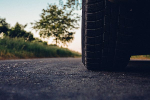 Алматы облысында полиция қызметкері тас жолда жұбайын қағып өлтірді деген күдікпен ұсталды